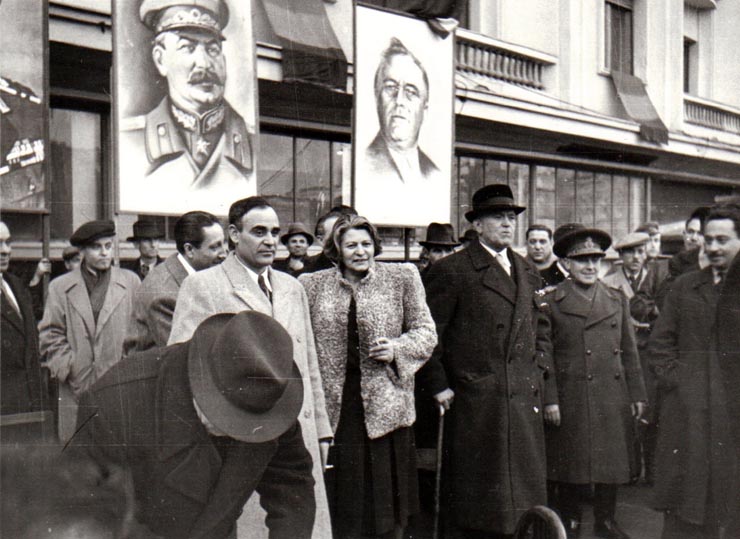 Manifestaţie F.N.D. cu prilejul actului festiv de reunire a Nordului Transilvaniei cu România democratică. Aspecte din Piaţa Palatului, în tribună Gheorghe Gheorghiu Dej, Ana Pauker, Vasile Luca, ş.a.(Petru Groza, g-ral Maltopol, Lob Andrei Pătraşcu).(14 martie 1945)