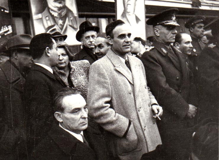 Manifestaţie F.N.D. cu prilejul actului festiv de reunire a Nordului Transilvaniei cu România democratică. Aspecte din Piaţa Palatului, în tribună Gheorghe Gheorghiu Dej, Ana Pauker, Vasile Luca, ş.a.(g-ral Dămăceanu, Petre Constantinescu Iaşi, Teohari Georgescu, Academician Nicolau).(14 martie 1945)