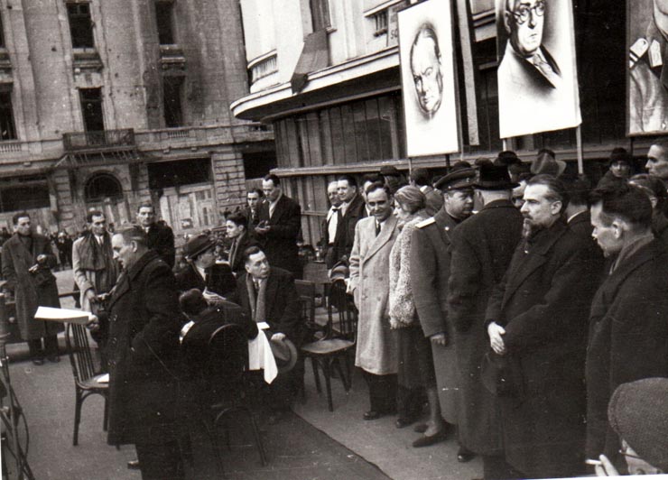 Manifestaţie F.N.D. cu prilejul actului festiv de reunire a Nordului Transilvaniei cu România democratică. Aspecte din Piaţa Palatului, în tribună Gheorghe Gheorghiu Dej, Ana Pauker, Vasile Luca, ş.a.(Petru Groza, Ştefan Voitec, Chivu Stoica).(14 martie 1945)