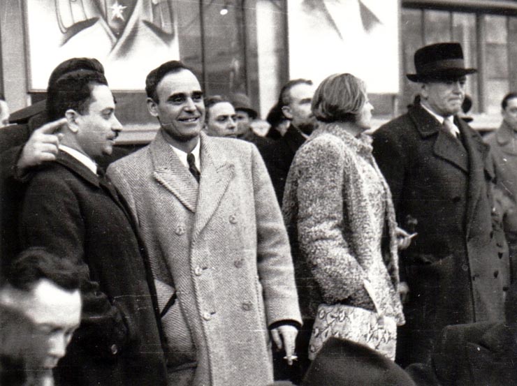 Manifestaţie F.N.D. cu prilejul actului festiv de reunire a Nordului Transilvaniei cu România democratică. Aspecte din Piaţa Palatului, în tribună Gheorghe Gheorghiu Dej, Ana Pauker, Petru Groza, etc.(Andrei Pătraşcu, Ştefan Voitec).(14 martie 1945)