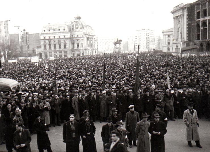 Aspecte de masă de la manifestaţia F.N.D. cu prilejul actului festiv de reunire a Nordului Transilvaniei cu România democratică.(14 martie 1945)