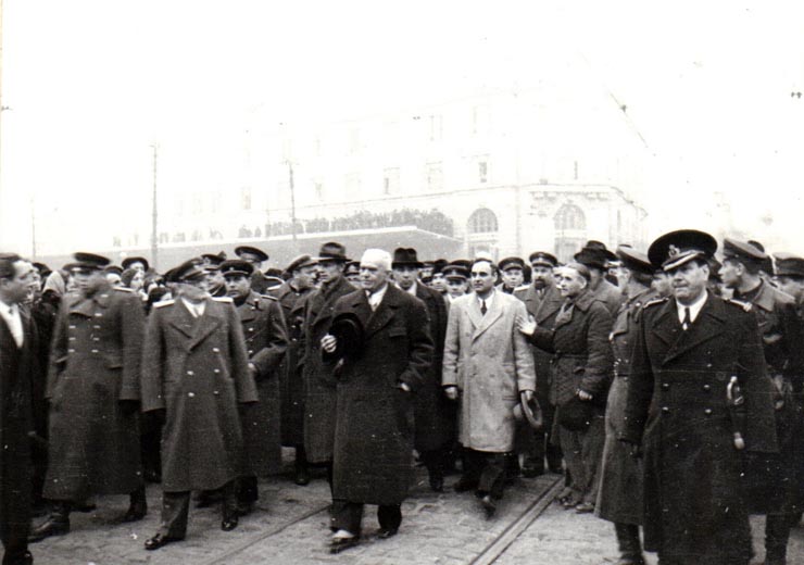 Întoarcerea în Capitală a membrilor guvernului care au participat la festivităţile organizate la Cluj cu prilejul reunirii Nordului Transilvaniei cu România democratică (aspecte din Piaţa Gării de Nord) (A.I.Vişinschi, Petru Groza, general Susaikov, Posteucă M., Gh. Tătărescu, Gh. Gheorghiu Dej, Bîgu Vasile). (14 martie 1945)