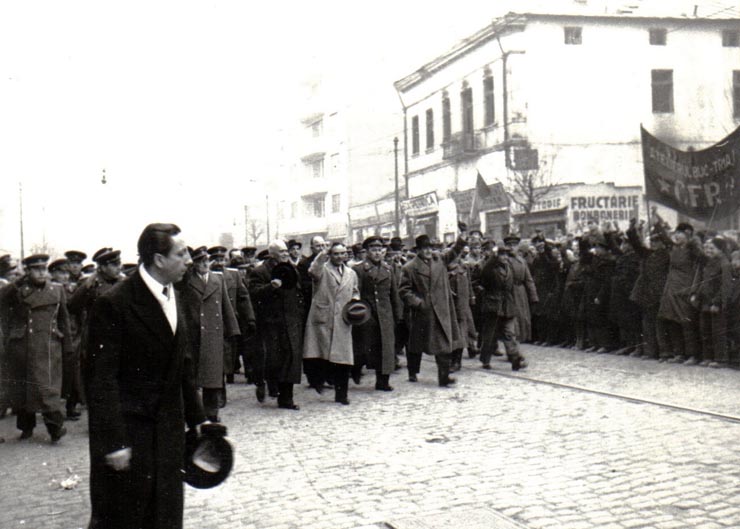 Întoarcerea în Capitală a membrilor guvernului care au participat la festivităţile organizate la Cluj cu prilejul reunirii Nordului Transilvaniei cu România democratică (aspecte din Piaţa Gării de Nord) (A.I.Vişinschi, Petru Groza, Gh. Gheorghiu Dej, Lucreţiu Pătrăşcanu, Bîgu Vasile). (14 martie 1945)
