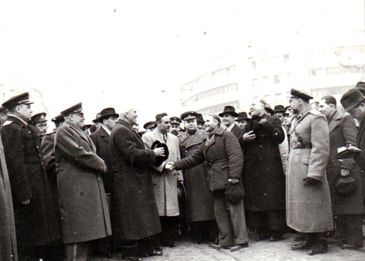 Întoarcerea în Capitală a membrilor guvernului care au participat la festivităţile organizate la Cluj cu prilejul reunirii Nordului Transilvaniei cu România democratică (aspecte din Piaţa Gării de Nord) (A.I.Vişinschi, Petru Groza, Gh. Gheorghiu Dej, Susaikov, Bîgu Vasile, preot Burducea). (14 martie 1945)