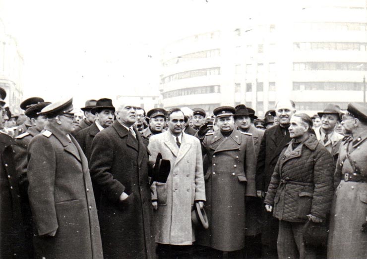 Întoarcerea în Capitală a membrilor guvernului care au participat la festivităţile organizate la Cluj cu prilejul reunirii Nordului Transilvaniei cu România democratică (aspecte din Piaţa Gării de Nord) (A.I.Vişinschi, Petru Groza, Gh. Gheorghiu Dej, preot Burducea, Bîgu Vasile, general colonel Susaikov, Gh. Tătărescu, prof. G. Nicolau, Lucreţiu Pătrăşcanu).(14 martie 1945)