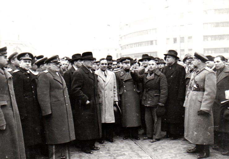 Întoarcerea în Capitală a membrilor guvernului care au participat la festivităţile organizate la Cluj cu prilejul reunirii Nordului Transilvaniei cu România democratică (aspecte din Piaţa Gării de Nord) (A.I.Vişinschi, Petru Groza, Gh. Gheorghiu Dej, preot Burducea, Bîgu Vasile, general colonel Susaikov, Gh. Tătărescu, prof. G. Nicolau, Lucreţiu Pătrăşcanu).(14 martie 1945)