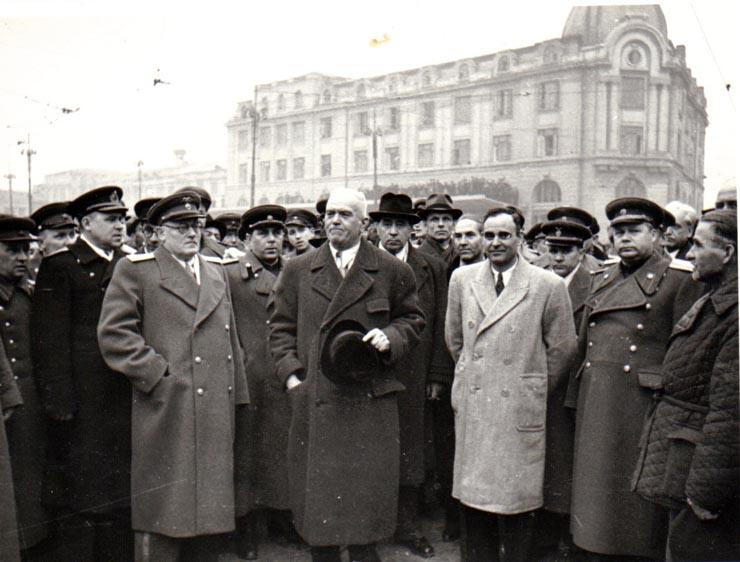 Întoarcerea în Capitală a membrilor guvernului care au participat la festivităţile organizate la Cluj cu prilejul reunirii Nordului Transilvaniei cu România democratică (aspecte din Piaţa Gării de Nord) (A.I.Vişinschi, Petru Groza, Gh. Gheorghiu Dej, Bîgu Vasile, general Vinogradov, Gh. Tătărescu, P.Constantinescu Iaşi, Posteucă Mihai).(14 martie 1945)