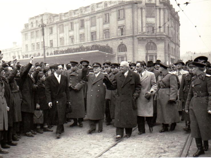 Întoarcerea în Capitală a membrilor guvernului care au participat la festivităţile organizate la Cluj cu prilejul reunirii Nordului Transilvaniei cu România democratică (aspecte din Piaţa Gării de Nord) (A.I.Vişinschi, Petru Groza, Gh. Gheorghiu Dej, general colonel Susaikov, Lucreţiu Pătrăşcanu).(14 martie 1945)