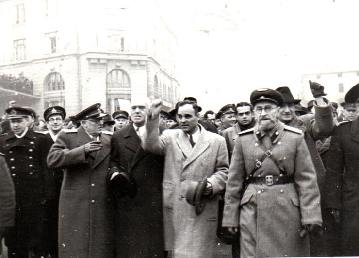 Întoarcerea în Capitală a membrilor guvernului care au participat la festivităţile organizate la Cluj cu prilejul reunirii Nordului Transilvaniei cu România democratică (aspecte din Piaţa Gării de Nord) (A.I.Vişinschi, Petru Groza, Gh. Gheorghiu Dej, Lucreţiu Pătrăşcanu, Lt.general Vinogradov).(14 martie 1945)