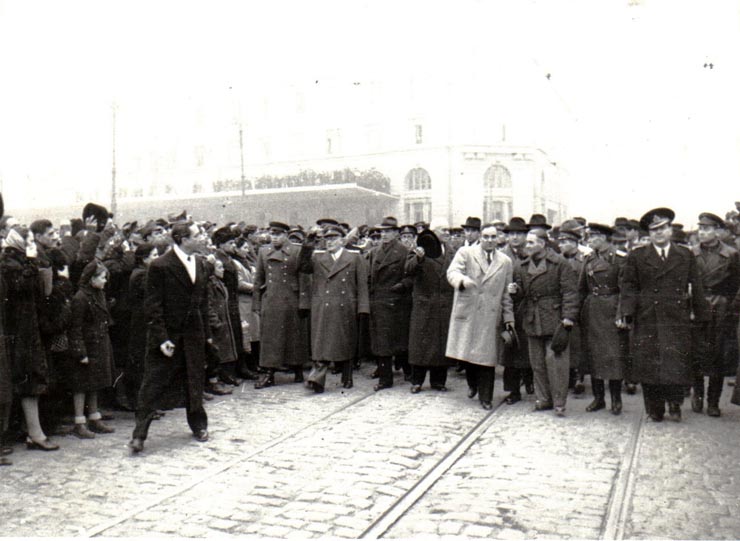 Întoarcerea în Capitală a membrilor guvernului care au participat la festivităţile organizate la Cluj cu prilejul reunirii Nordului Transilvaniei cu România democratică (aspecte din Piaţa Gării de Nord) (A.I.Vişinschi, Petru Groza, Gh. Gheorghiu Dej, Bîgu Vasile).(14 martie 1945)