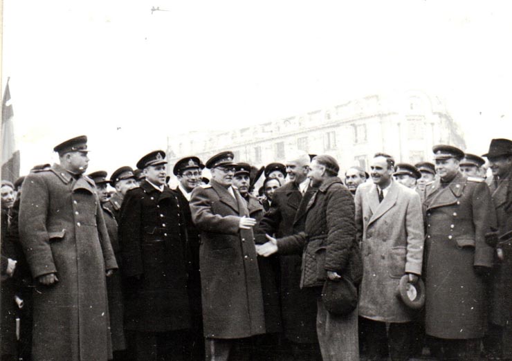 Întoarcerea în Capitală a membrilor guvernului care au participat la festivităţile organizate la Cluj cu prilejul reunirii Nordului Transilvaniei cu România democratică (aspecte din Piaţa Gării de Nord) (A.I.Vişinschi, Petru Groza, Bîgu Vasile, Gh. Gheorghiu Dej, general colonel Susaikov, P.Constantinescu Iaşi).(14 martie 1945)