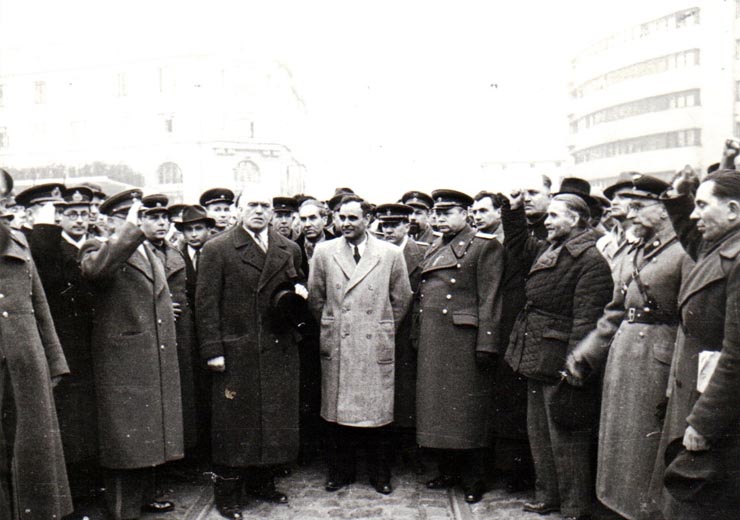 Întoarcerea în Capitală a membrilor guvernului care au participat la festivităţile organizate la Cluj cu prilejul reunirii Nordului Transilvaniei cu România democratică (aspecte din Piaţa Gării de Nord) (A.I.Vişinschi, Susaikov, Petru Groza, Gh. Gheorghiu Dej, Bîgu Vasile, Constantinescu Iaşi,  Pătrăşcanu, preot Burducea).(14 martie 1945)