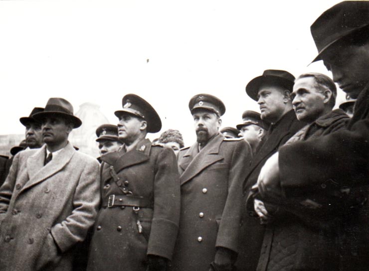 Întoarcerea în Capitală a membrilor guvernului care au participat la festivităţile organizate la Cluj cu prilejul reunirii Nordului Transilvaniei cu România democratică (aspecte din Piaţa Gării de Nord) (Gh. Gheorghiu Dej, g-ral Vasiliu Răşcanu, consilier sovietic Pavlov-Bogdenco, preot Burducea, Bîgu Vasile, Gh. Tătărescu).(14 martie 1945)