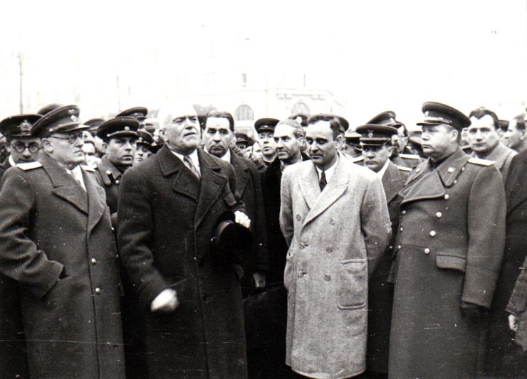 Întoarcerea în Capitală a membrilor guvernului care au participat la festivităţile organizate la Cluj cu prilejul reunirii Nordului Transilvaniei cu România democratică (aspecte din Piaţa Gării de Nord) (Vişinschi, Petru Groza, Gh. Gheorghiu Dej, Susaikov, Tătărescu, Constantinescu Iaşi, Lucreţiu Pătrăşcanu).(14 martie 1945)