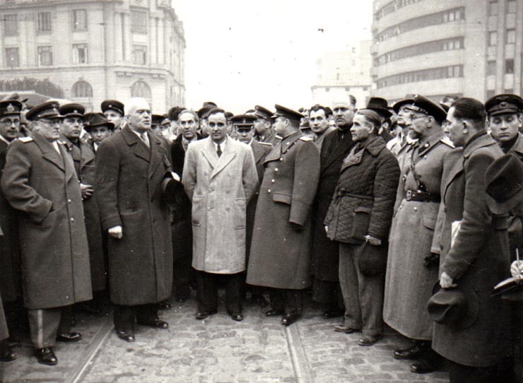 Întoarcerea în Capitală a membrilor guvernului care au participat la festivităţile organizate la Cluj cu prilejul reunirii Nordului Transilvaniei cu România democratică (aspecte din Piaţa Gării de Nord) (Vişinschi, g-ral Susaikov, Petru Groza, Gh. Gheorghiu Dej, preot Burducea, Bîgu Vasile, Petre Constantinescu Iaşi, Lucreţiu Pătrăşcanu).(14 martie 1945)
