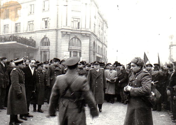 Întoarcerea în Capitală a membrilor guvernului care au participat la festivităţile organizate la Cluj cu prilejul reunirii Nordului Transilvaniei cu România democratică (aspecte din Piaţa Gării de Nord) (Vişinschi, Gh. Gheorghiu Dej, Bîgu Vasile).(14 martie 1945)