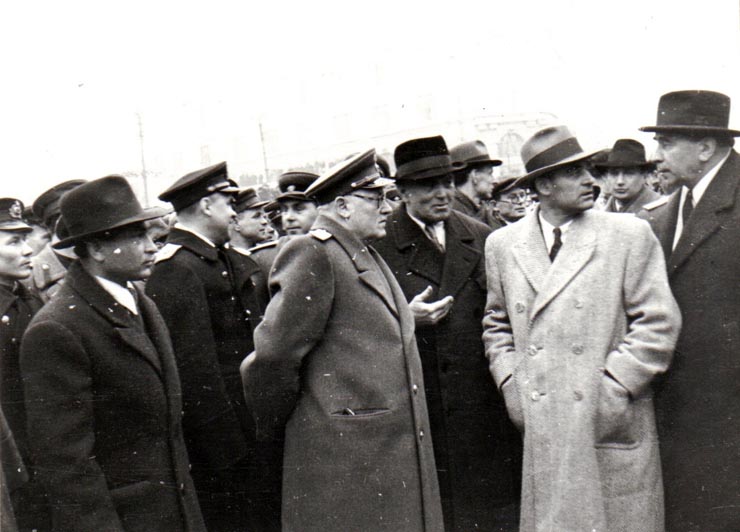 Întoarcerea în Capitală a membrilor guvernului care au participat la festivităţile organizate la Cluj cu prilejul reunirii Nordului Transilvaniei cu România democratică (aspecte din Piaţa Gării de Nord) (Vişinschi, Petru Groza, Gh. Gheorghiu Dej, Tătărescu, general colonel Susaikov).(14 martie 1945)