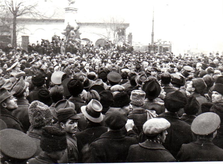 Întoarcerea în Capitală a membrilor guvernului care au participat la festivităţile organizate la Cluj cu prilejul reunirii Nordului Transilvaniei cu România democratică (aspecte din Piaţa Gării de Nord).(14 martie 1945)