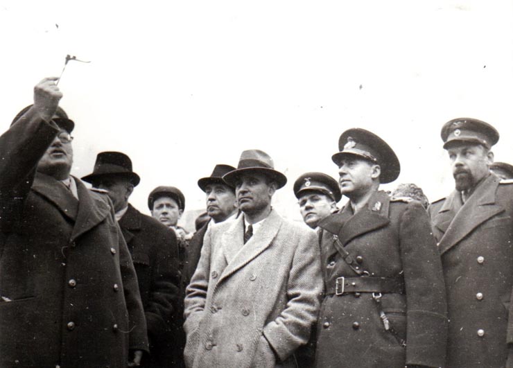 Întoarcerea în Capitală a membrilor guvernului care au participat la festivităţile organizate la Cluj cu prilejul reunirii Nordului Transilvaniei cu România democratică (Vişinschi, Petru Groza, Gh. Gheorghiu Dej, g-ral Vasiliu Răşcanu, contra amiral Bogdenko)(14 martie 1945)