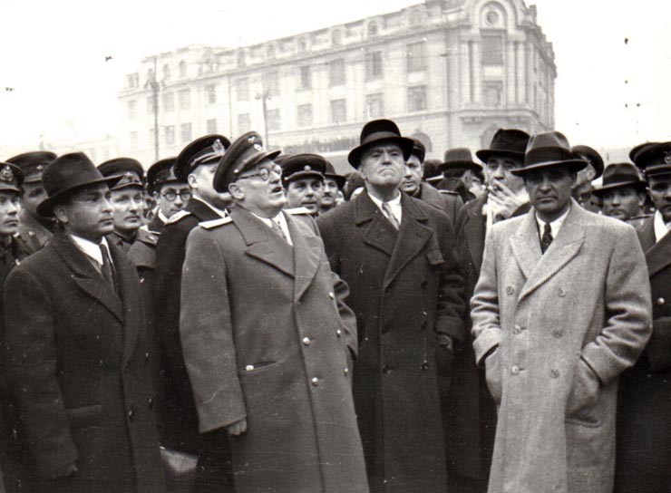 Întoarcerea în Capitală a membrilor guvernului care au participat la festivităţile organizate la Cluj cu prilejul reunirii Nordului Transilvaniei cu România democratică (aspect din Piaţa Gării de Nord) (Vişinschi, Petru Groza, Gh. Gheorghiu Dej, Teohari Georgescu,Gh.Tătărescu, general colonel Susaikov, general Vinogradov).(14 martie 1945)