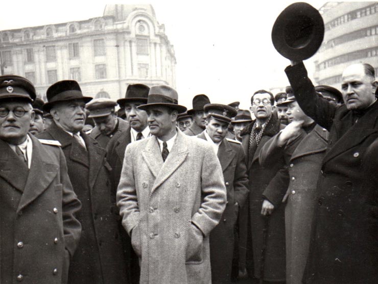 Întoarcerea în Capitală a membrilor guvernului care au participat la festivităţile organizate la Cluj cu prilejul reunirii Nordului Transilvaniei cu România democratică (aspect din Piaţa Gării de Nord) (A.I.Vişinschi, Petru Groza, Gh. Gheorghiu Dej, preot Burducea, general colonel Susaikov, Gh. Tătărescu, Lucreţiu Pătrăşcanu, Anton Alexandrescu, Teohari Georgescu).(14 martie 1945)
