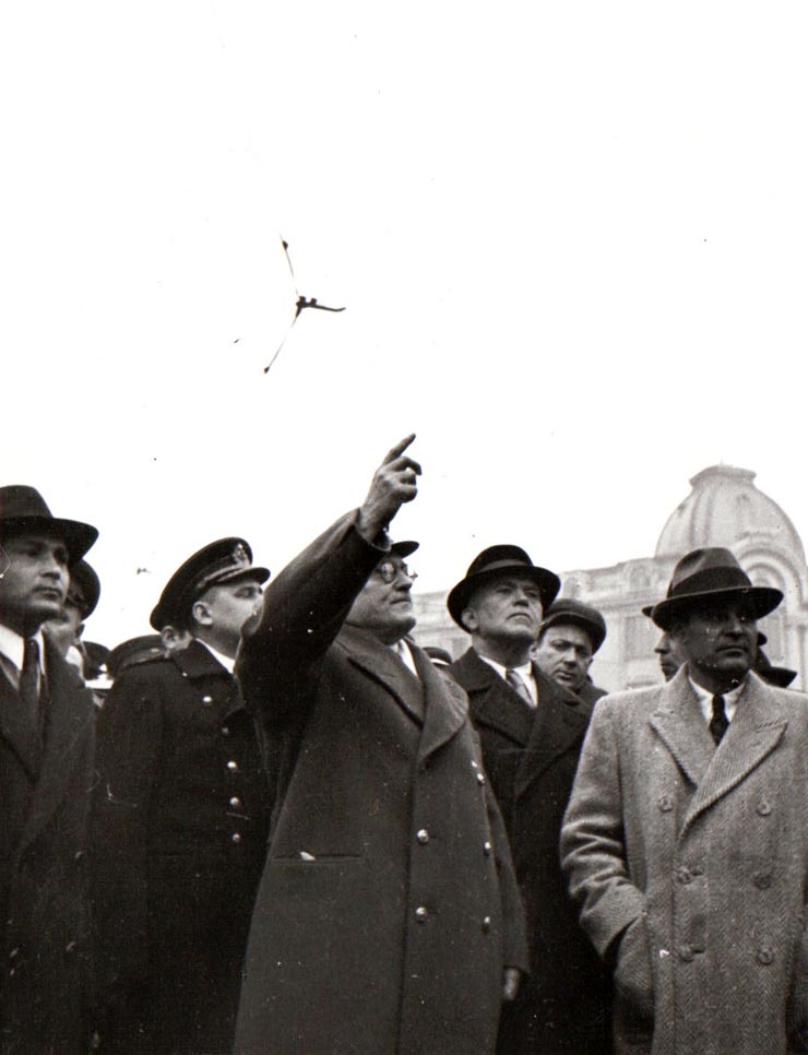 Întoarcerea în Capitală a membrilor guvernului care au participat la festivităţile organizate la Cluj cu prilejul reunirii Nordului Transilvaniei cu România democratică (aspect din Piaţa Gării de Nord) (A.I.Vişinschi, Gh. Gheorghiu Dej, Vlad Ion, Petru Groza).(14 martie 1945)