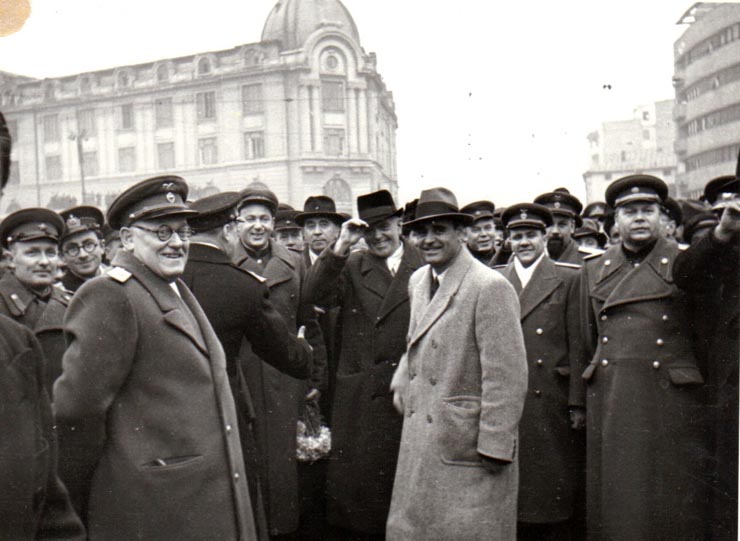 Întoarcerea în Capitală a membrilor guvernului care au participat la festivităţile organizate la Cluj cu prilejul reunirii Nordului Transilvaniei cu România democratică (aspect din Piaţa Gării de Nord) (A.I.Vişinschi, Petru Groza, Gh. Gheorghiu Dej).(14 martie 1945)