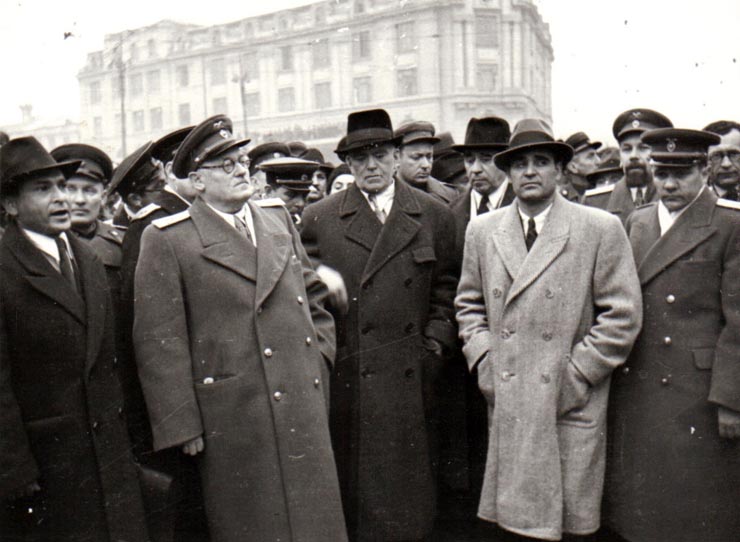 Întoarcerea în Capitală a membrilor guvernului care au participat la festivităţile organizate la Cluj cu prilejul reunirii Nordului Transilvaniei cu România democratică (aspect din Piaţa Gării de Nord) (A.I.Vişinschi, Petru Groza, Gh. Gheorghiu Dej, Alexandrescu Anton, Pavlov Bogdenco, Gh. Tătărescu).(14 martie 1945)