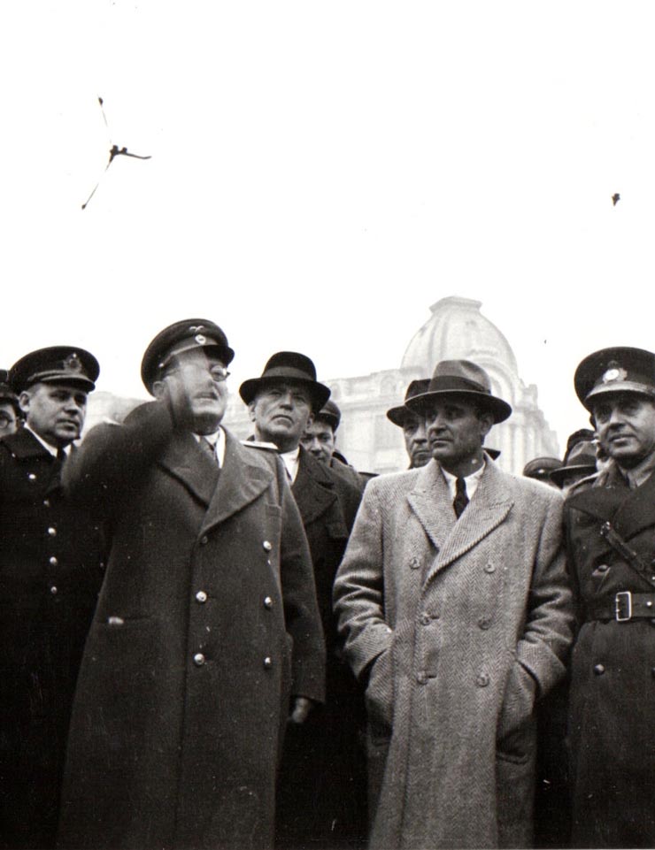 Întoarcerea în Capitală a membrilor guvernului care au participat la festivităţile organizate la Cluj cu prilejul reunirii Nordului Transilvaniei cu România democratică (aspect din Piaţa Gării de Nord) (A.I.Vişinschi, Gh. Gheorghiu Dej, g-ral Vasiliu Răşcanu,Petru Groza, Gh. Tătărescu).(14 martie 1945)