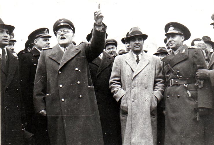 Întoarcerea în Capitală a membrilor guvernului care au participat la festivităţile organizate la Cluj cu prilejul reunirii Nordului Transilvaniei cu România democratică (aspect din Piaţa Gării de Nord) (A.I.Vişinschi, Gh. Gheorghiu Dej, g-ral Vasiliu Răşcanu,Petru Groza, Gh. Tătărescu, Vlad Ion).(14 martie 1945)