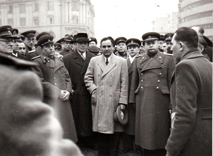 Întoarcerea în Capitală a membrilor guvernului care au participat la festivităţile organizate la Cluj cu prilejul reunirii Nordului Transilvaniei cu România democratică (aspect din Piaţa Gării de Nord) (A.I.Vişinschi, Petru Groza, Gh. Gheorghiu Dej).(14 martie 1945)