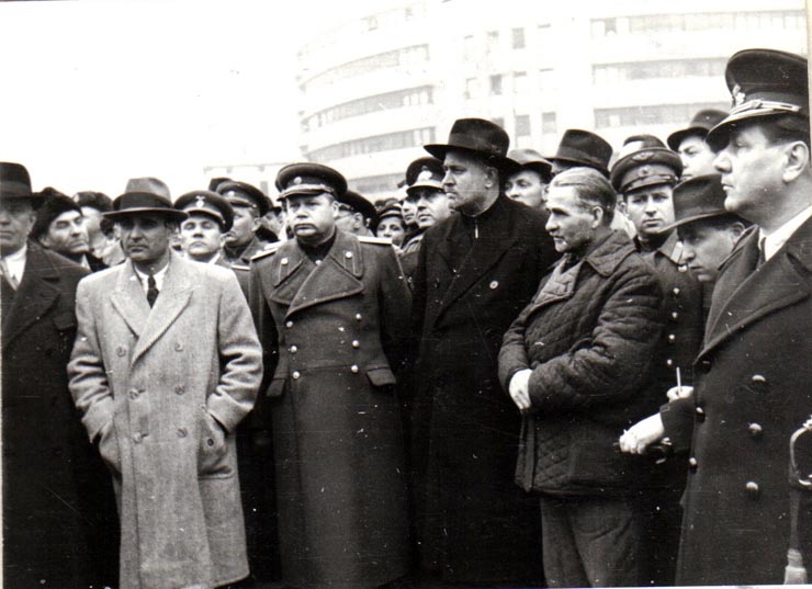 Întoarcerea în Capitală a membrilor guvernului care au participat la festivităţile organizate la Cluj cu prilejul reunirii Nordului Transilvaniei cu România democratică (aspect din Piaţa Gării de Nord) (Petru Groza, Gh. Gheorghiu Dej, preot Burducea, Vasile Bîgu, Petre Constantin Iaşi, general Vasiliu Roşcanu).(14 martie 1945)