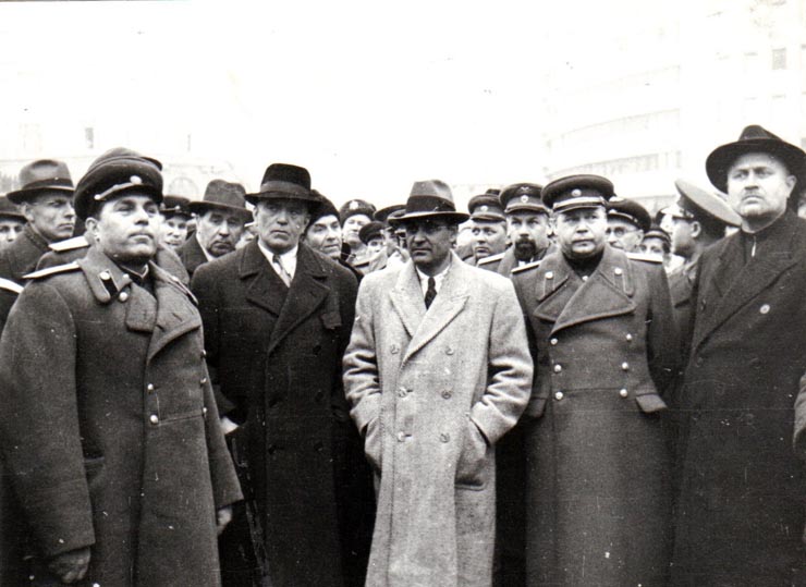Întoarcerea în Capitală a membrilor guvernului care au participat la festivităţile organizate la Cluj cu prilejul reunirii Nordului Transilvaniei cu România democratică (aspect din Piaţa Gării de Nord) (Susaikov, Petru Groza, Gh. Gheorghiu Dej, Vinogradov, preot Burducea, Gh. Tătărescu, Petre Constantinescu Iaşi, Pavlov Bogdenco, general Vasiliu Răşcanu).(14 martie 1945)