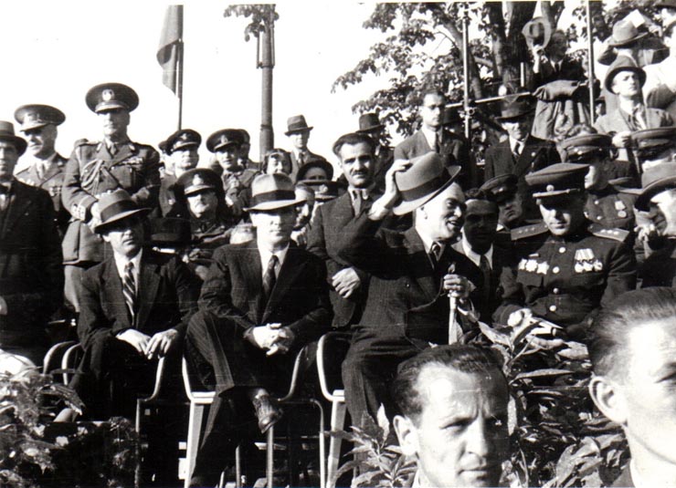 Gheorghe Gheorghiu Dej, Petru Groza şi alte persoane în tribuna din Piaţa Victoriei cu prilejul sărbătoririi primului 1 Mai liber (Romulus Zăroni, Gheorghe Gheorghiu Dej, Teohari Georgescu, Petru Groza, general colonel Susaikov).(1 mai 1945)