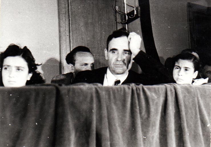 Gheorghe Gheorghiu Dej participă la serbarea de 1 Mai de la liceul Sf. Sava (Bucureşti) (Lica Gheorghiu, Gh. Gheorghiu Dej, Tanţa Gheorghiu).(1 mai 1945)