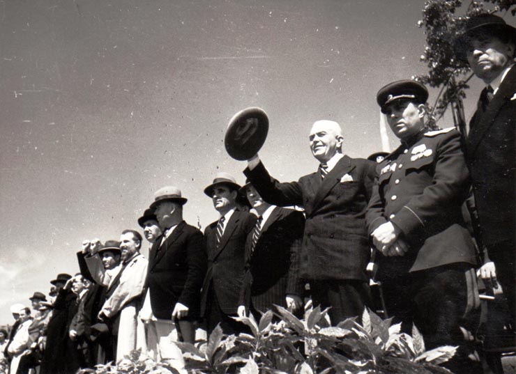 Aspecte de la manifestaţia de 1 Mai 1945. La tribună Gheorghe Gheorghiu Dej, P.Groza, Gh. Tătărescu, Th. Georgescu, ş.a.(general colonel Susaikov, Romulus Zăroni, Mihai Ralea, Ştefan Voitec, P.Constantinescu Iaşi).(1 mai 1945)
