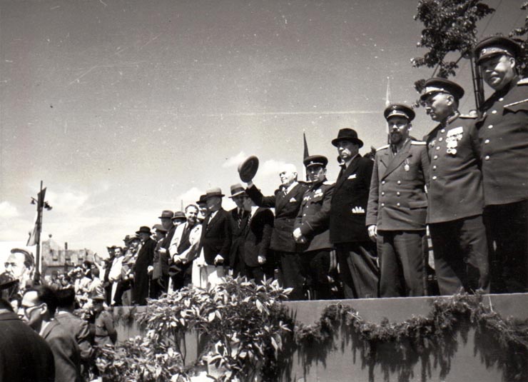 Aspecte de la manifestaţia de 1 Mai 1945. La tribună Gheorghe Gheorghiu Dej, P.Groza, Gh.Tătărescu, T.Georgescu, ş.a.(Ştefan Voitec, Mihai Ralea, Romulus Zăroni, general colonel Susaikov, Pavlov Bogdenko).(1 mai 1945)