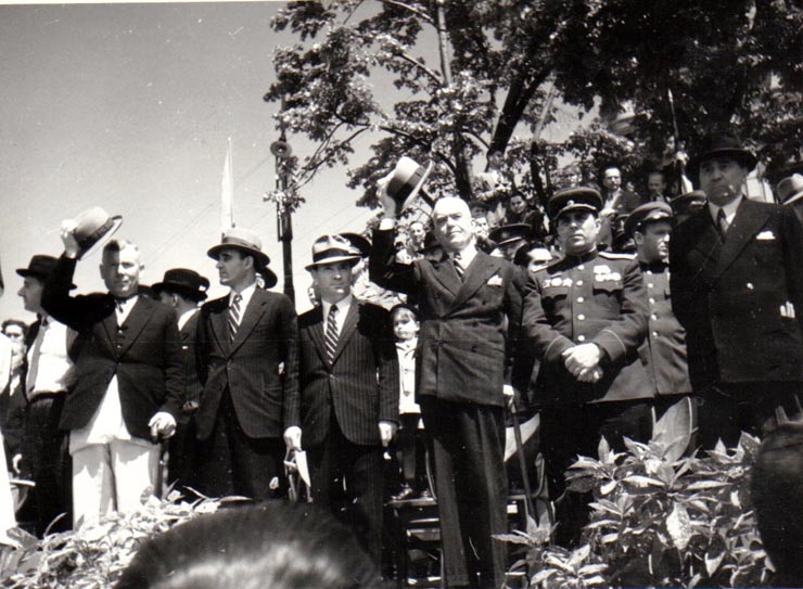 Aspecte de la manifestaţia de 1 Mai 1945. La tribună Gheorghe Gheorghiu Dej, P.Groza, Gh.Tătărescu, T.Georgescu, ş.a.(Romulus Zăroni, general colonel Susaikov).(1 mai 1945)