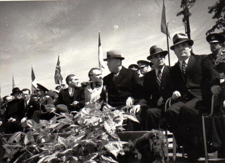 Aspecte de la manifestaţia de 1 Mai din Piaţa Victoriei. La tribună Gheorghe Gheorghiu Dej, P.Groza, Gh.Tătărescu, ş.a.(preot Burducea, Anton Alexandrescu, general Vasiliu Răşcanu, Petre Constantinescu Iaşi, Ştefan Voitec, Romulus Zăroni, Teohari Georgescu).(1 mai 1945)