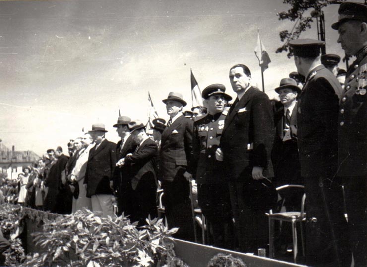 Aspecte de la manifestaţia de 1 Mai din Piaţa Victoriei. La tribună Gheorghe Gheorghiu Dej, P.Groza, Gh.Tătărescu, ş.a.(prof. G. Nicolau, Petre Constantinescu Iaşi, Ştefan Voitec, Romulus Zăroni, Teohari Georgescu, general colonel Susaicov, Pavlov Bogdencu).(1 mai 1945)