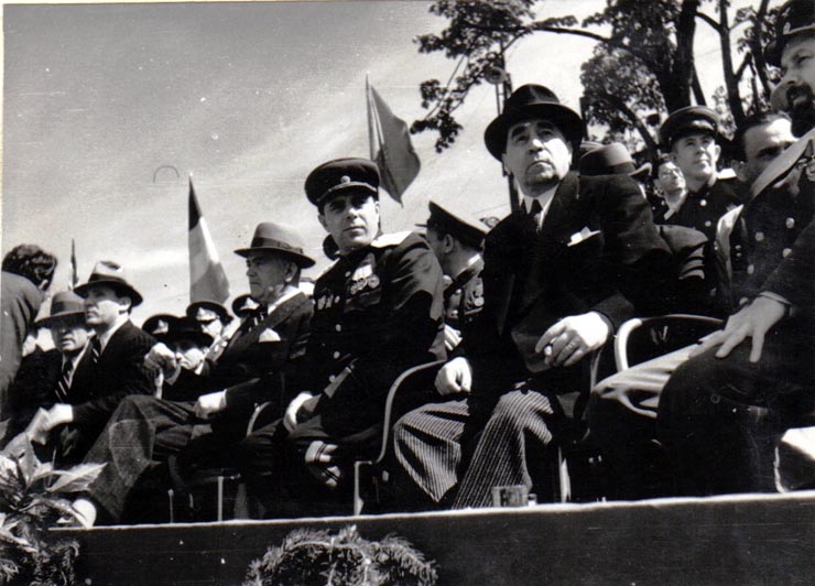 Aspecte de la manifestaţia de 1 Mai din Piaţa Victoriei. În tribună Gheorghe Gheorghiu Dej, P.Groza, Gh.Tătărescu, ş.a.(Teohari Georgescu, general colonel Susaikov, Pavlov Bogdenko).(1 mai 1945)