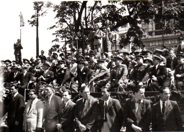 Aspecte de la manifestaţia de 1 Mai 1945 din Piaţa Victoriei. În tribună Gheorghe Gheorghiu Dej, P.Groza, ş.a.(Teohari Georgescu, general Susaikov, Pavlov Bogdenko).(1 mai 1945)
