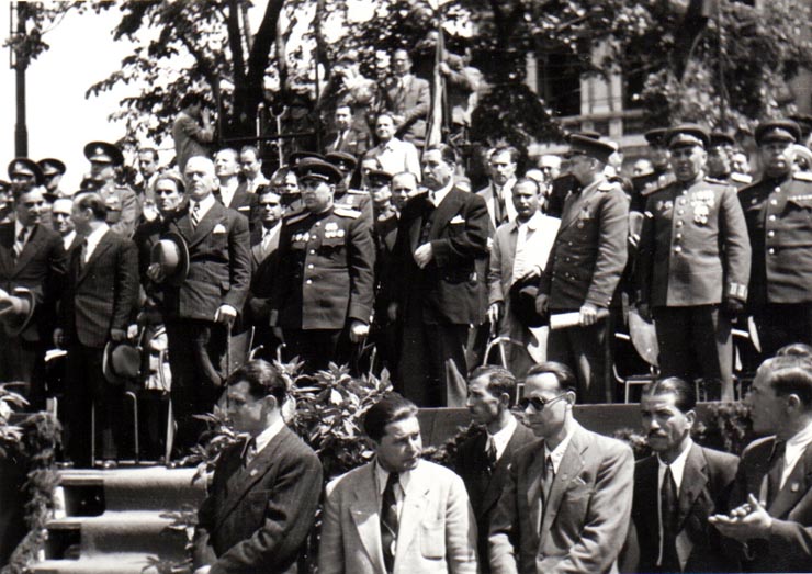 Aspecte de la manifestaţia de 1 Mai 1945 din Piaţa Victoriei. În tribună Gheorghe Gheorghiu Dej, P.Groza, ş.a.(Teohari Georgescu, general colonel Susaikov, Gh. Tătărescu, Pavlov Bogdenko, Lt.general Vinogradov).(1 mai 1945
