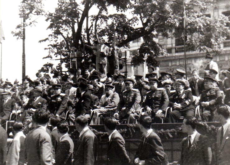 Aspecte de la manifestaţia de 1 Mai 1945 din Piaţa Victoriei. În tribună Gheorghe Gheorghiu Dej, P.Groza, ş.a(1 mai 1945)