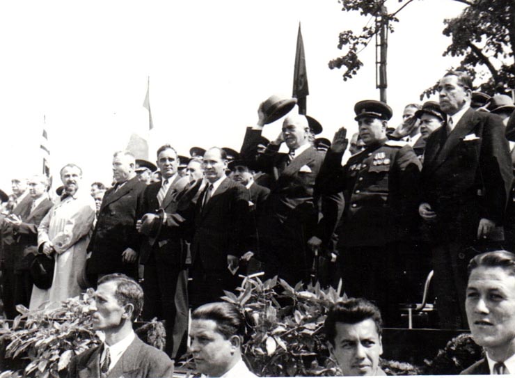 Aspecte de la manifestaţia de 1 Mai 1945 din Piaţa Victoriei. În tribună Gheorghe Gheorghiu Dej, Petru Groza, Şt.Voitec, Constantinescu Iaşi, Romulus Zăroni, G-ral Susaicov şi alte persoane (prof. G.Nicolau, Teohari Georgescu, Gh. Tătărescu).(1 mai 1945)