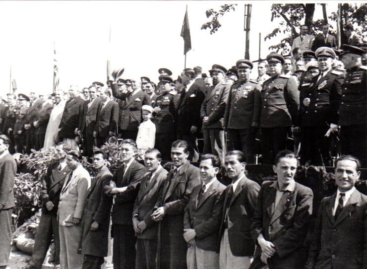 Aspecte de la manifestaţia de 1 Mai din Piaţa Victoriei. În tribună Gheorghe Gheorghiu Dej, Petru Groza, Şt. Voitec, Constantinescu Iaşi, Romulus Zăroni, General Susaicov şi alte persoane.(Vasiliu Răşcanu, prof. Nicolau Gh., Teohari Georgescu, Tătărescu, Pavlov Bogdenco, Lt.general Vinogradov).(1 mai 1945)