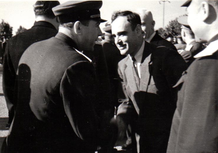 Gheorghe Gheorghiu Dej se întreţine cu General Susaicov, cu prilejul festivităţilor de 9 Mai, ziua victoriei asupra fascismului.(9 mai1945)
