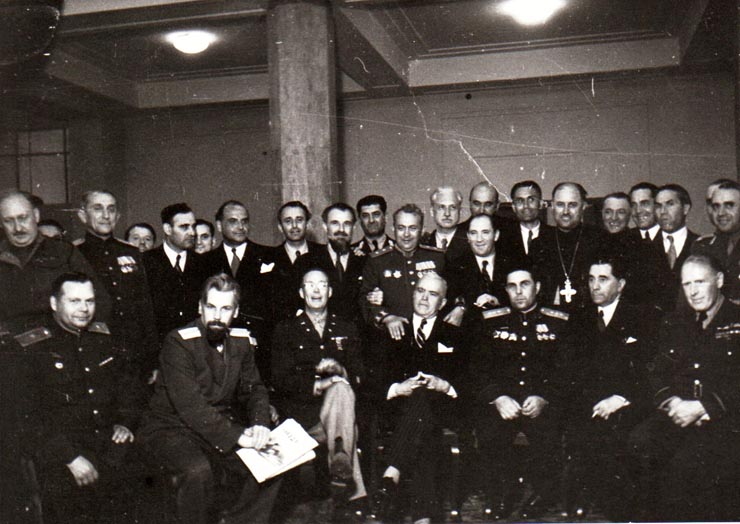 Gheorghe Gheorghiu Dej la recepţia Comisiei aliate de control, cu prilejul zilei de 9 Mai 1945, ziua victoriei împotriva fascismului (Pavlov Bogdenco, Petru Groza, general colonel Susaicov, Gh. Tătărescu, Ştefan Voitec, Lt.general Vinogradov, Teohari Georgescu, preot Burducea, Petre Constantinescu Iaşi, general Vasiliu Răşcanu, prof. G. Nicolau).(9 mai 1945)