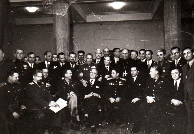Gheorghe Gheorghiu Dej la recepţia Comisiei aliate de control, cu prilejul zilei de 9 Mai 1945, ziua victoriei împotriva fascismului (Pavlov Bogdenco, Petru Groza, general colonel Susaicov, Gh. Tătărescu, Gh.Gheorghiu Dej, Ştefan Voitec, Lt.general Vinogradov, Teohari Georgescu, preot Burducea, Petre Constantinescu Iaşi, general Vasiliu Răşcanu, Anton Alexandrescu).(9 mai 1945)