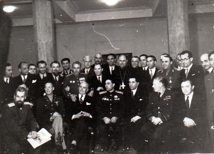 Gheorghe Gheorghiu Dej la recepţia Comisiei aliate de control, cu prilejul zilei de 9 Mai 1945, ziua victoriei împotriva fascismului (Pavlov Bogdenco, Petru Groza, Gh. Tătărescu,general colonel Susaicov Gh. Tătărescu, Gh.Gheorghiu Dej, Ştefan Voitec, Lt.general Vinogradov, Teohari Georgescu, preot Burducea, Petre Constantinescu Iaşi, general Vasiliu Răşcanu, prof. G. Nicolau).(9 mai 1945)